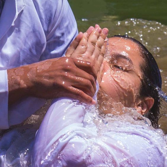 Religion. Immergé trois fois dans l'eau bénite, le bébé meurt