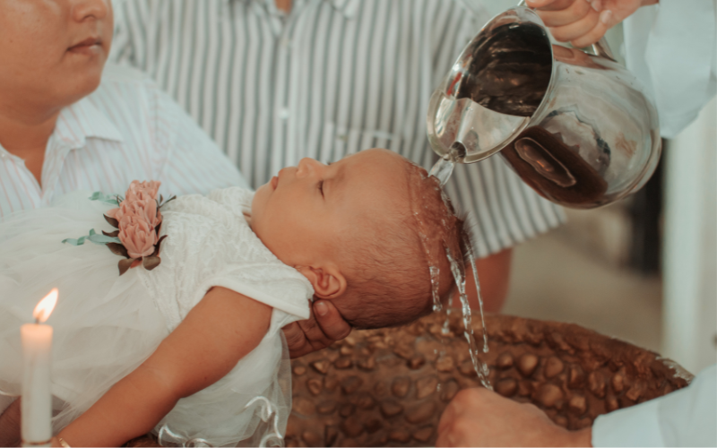 bebe bapteme eau